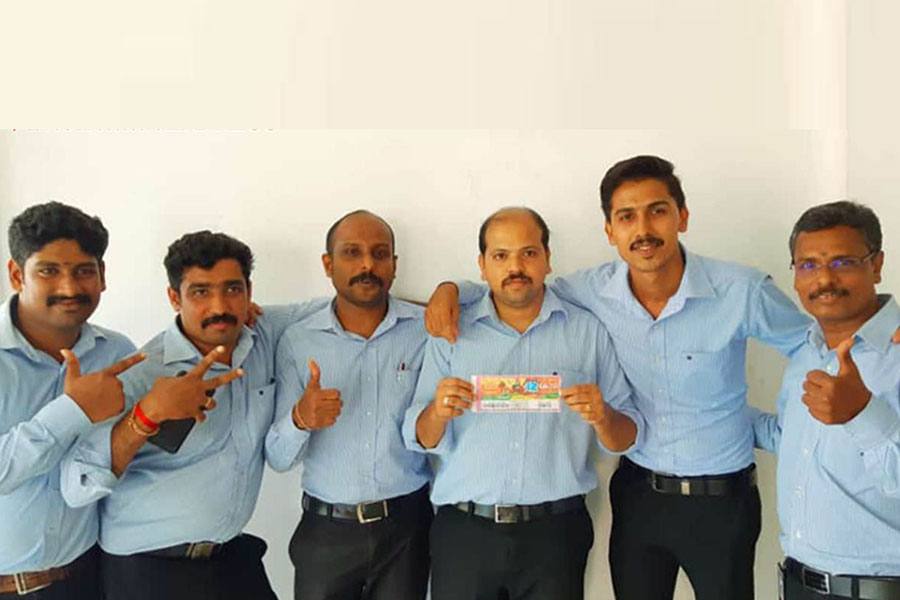 கேரள ஓணம் பம்பர் லாட்டரியில் முதல் பரிசாக  ரூ .12 கோடியை வென்ற நகை கடை ஊழியர்கள்!