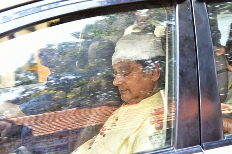 கோவில் பூஜையில் கலந்துகொண்ட காங்கிரஸ் வேட்பாளர் சசிதரூருக்கு தலையில் காயம்:ஏற்பட்டு மருத்துவமனையில் அனுமதி!