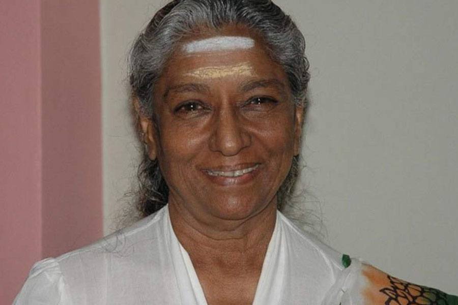 பின்னணி பாடகியான எஸ்.ஜானகிக்கு இடுப்பு எலும்பு முறிவு! 