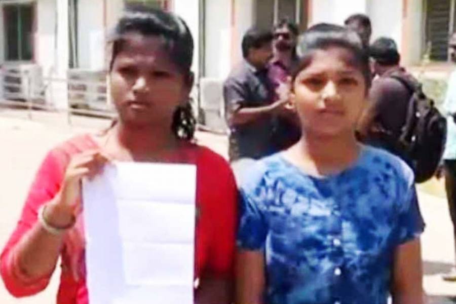 பெண்கள் பாதுகாப்பிற்கு துப்பாக்கி லைசென்ஸ் கேட்டு விண்ணப்பித்த மாணவிகள்!