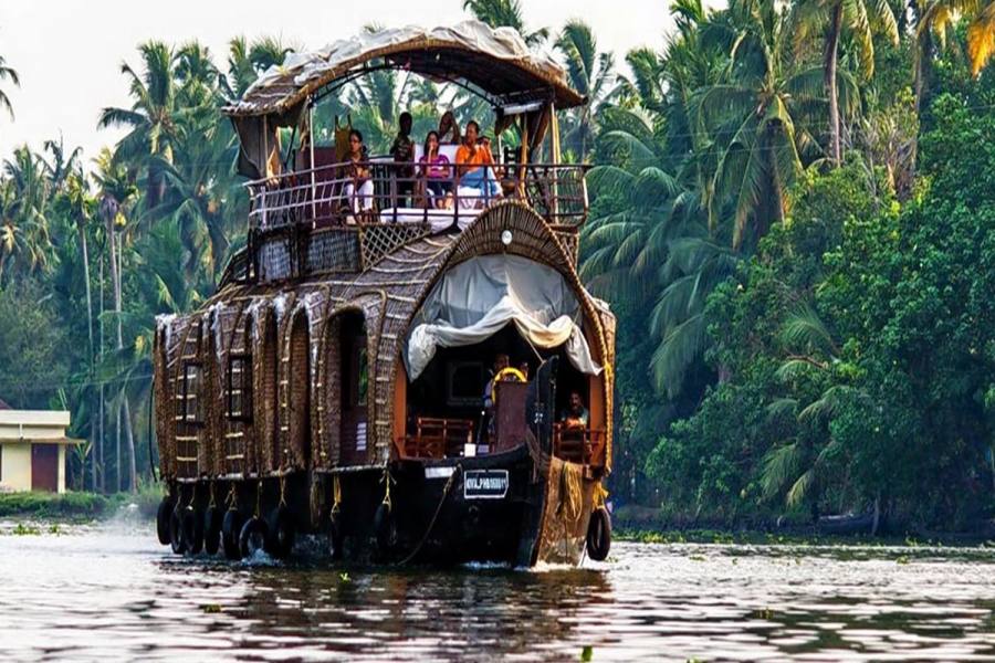 மனதை மயக்கும் ஆலப்புழா படகுவீடு பயணம்!