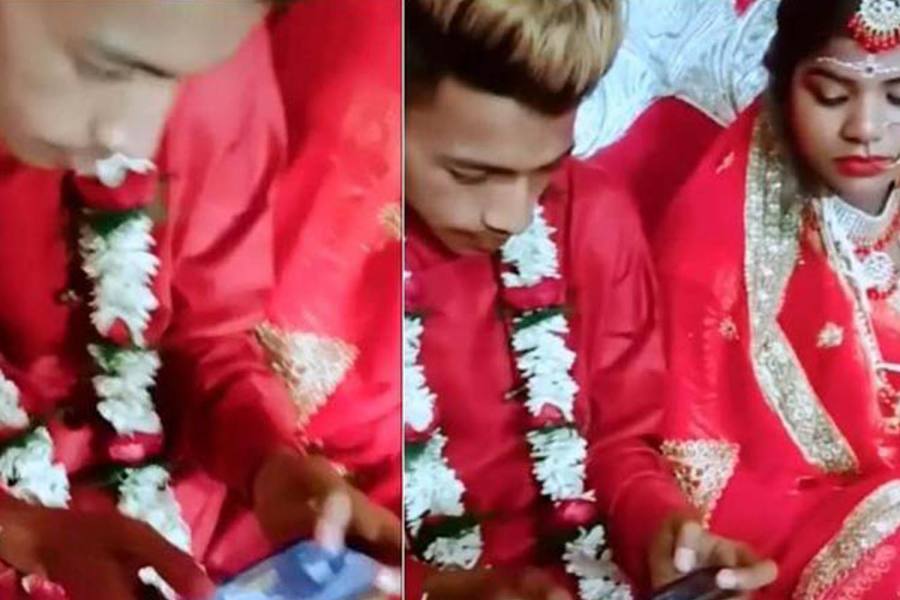 மணமேடையில் பப்ஜி விளையாடும் புதுமாப்பிள்ளை -வைரலாகும் வீடியோ!