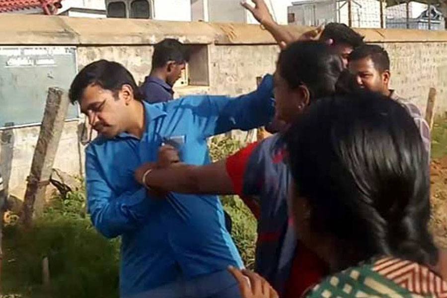 மூன்றாவது திருமணம் செய்ய முயன்ற நபரை அடித்து உடைத்த முதல் இரண்டு மனைவிகள்!