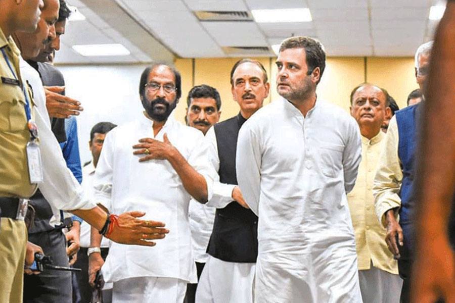 விமானத்தில் காஷ்மீர் சென்ற எதிர்க்கட்சி தலைவர்கள் தடுத்து நிறுத்தம் - டெல்லிக்கு திருப்பி அனுப்பப்பட்டனர்