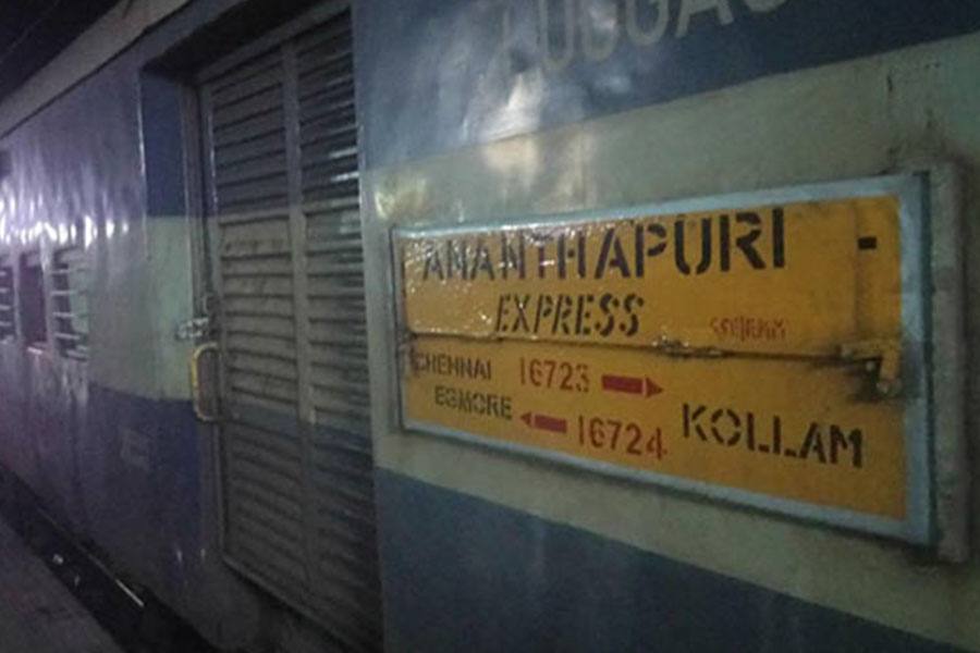 மதுரையில் அனந்தபுரி ரெயிலின் அடியில் சிக்கிய பெண்