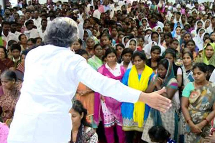 கை அசைவில் நோயை விரட்டும் மேஜிக் போதகாருக்கு எதிராக இந்திய மருத்துவ கவுன்சிலில் புகார்!
