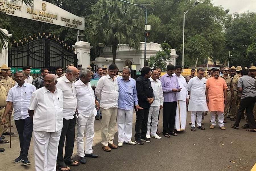 ராஜினாமா கடிதம் கொடுத்த கர்நாடக எம்எல்ஏக்கள் 10 பேரும் சபாநாயகர் முன்பு ஆஜராக சுப்ரீம் கோர்ட் உத்தரவு!