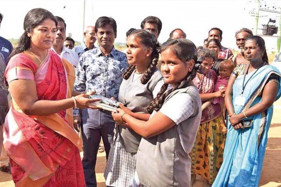 நரிக்குறவர் சமுதாயத்தில் இருந்து முதன்முறையாக 10-ம் வகுப்பு தேர்வு எழுதும் 2 மாணவிகளுக்கு கலெக்டர் ஷில்பா நேரில் சென்று வாழ்த்து!
