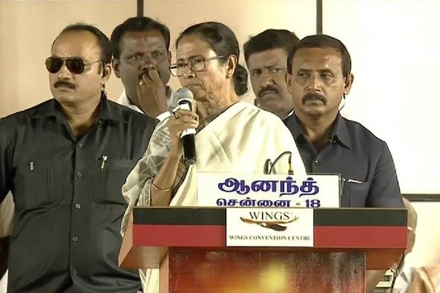 நாட்டில் நிலவும் சர்வாதிகாரத்தை எதிர்த்து போராடுவோம் - கருணாநிதி நினைவுதின பொதுக்கூட்டத்தில் மம்தா பானர்ஜி பேச்சு!