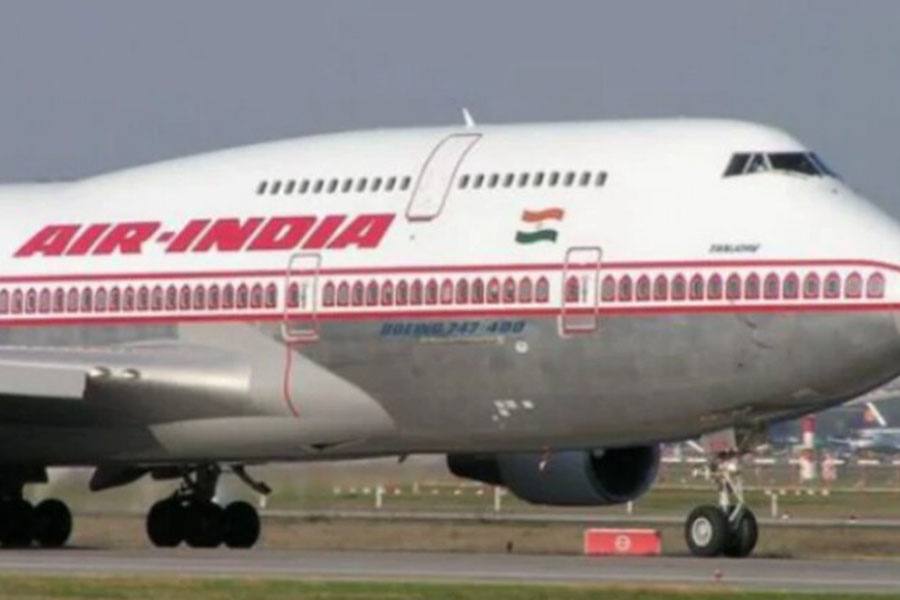 கார் செல்லும் சாலையில் ஓடிய ஏர் -இந்தியா விமானம் - பயணிகள் அதிர்ச்சி!