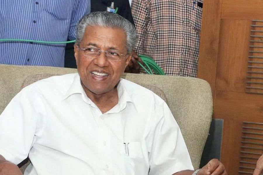 கஜா புயல் நிவாரணத்துக்காக தமிழகத்திற்கு 10 கோடி நிதி - கேரள முதல்வர் அறிவிப்பு