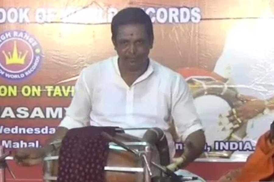ஆறு மணிநேரம் தொடர்ச்சியாக தவில் இசைத்து விருதுநகரை சேர்ந்தவர் உலக சாதனை
