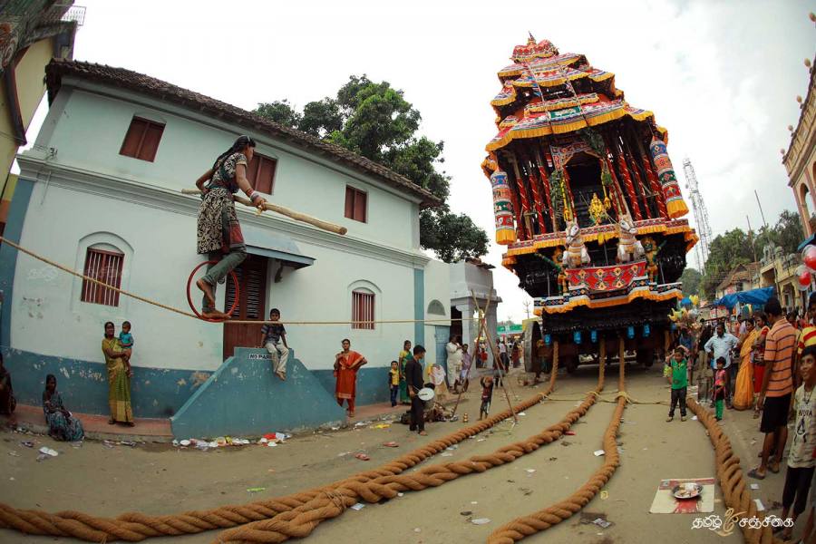 வித்தைக்காரி