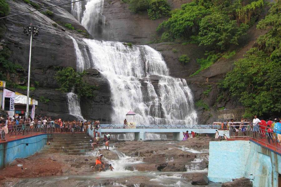 குற்றாலத்தில் குவியும் சுற்றுலா பயணிகள்!