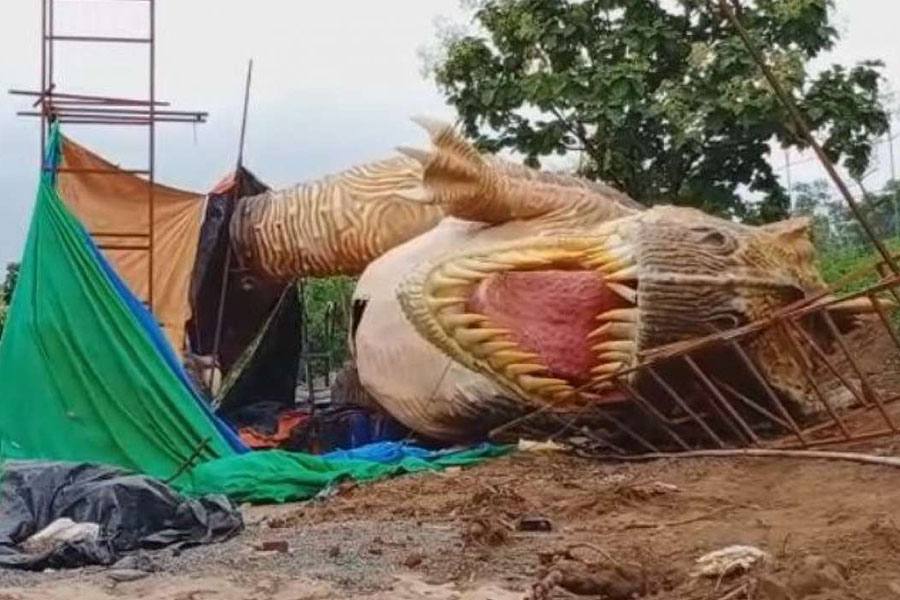 சர்தார் படேல் சிலை அருகே இருந்த ராட்சத டைனோசர் சிலை கீழே விழுந்து நொறுங்கியது!