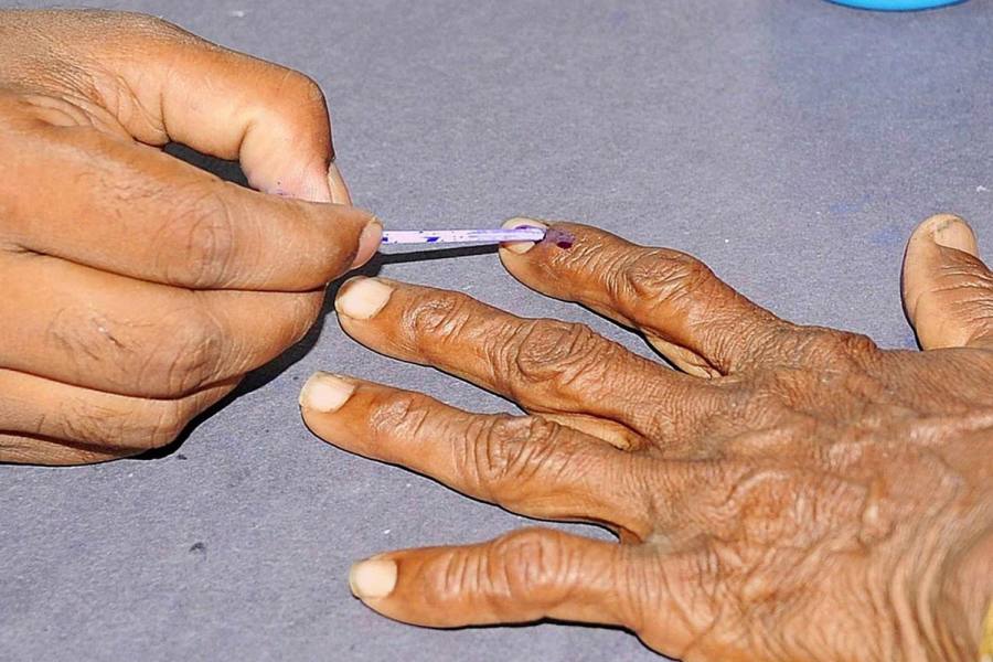 கர்நாடகாவில் இடைத்தேர்தல் வாக்குப்பதிவு தொடங்கியது,