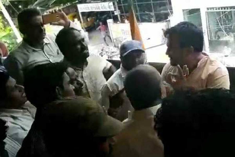 பாஜக அலுவலகத்தில் நுழைந்து ரகளையில் ஈடுபட்ட பியூஸ் மனுஷ்!