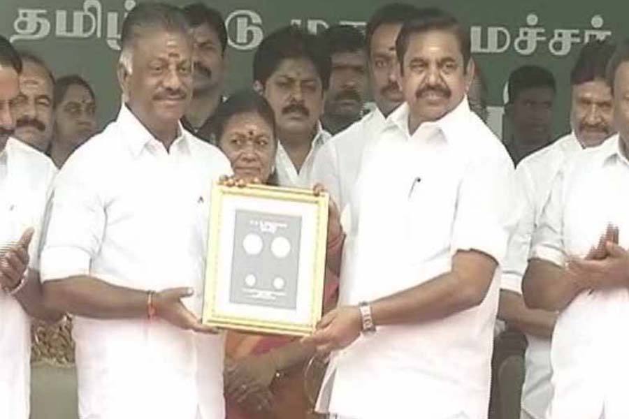 எம்ஜிஆரின் 102-வது பிறந்த நாள் - முதலமைச்சர் துணை முதலமைச்சர் தலைமை அலுவலகத்தில் உள்ள அவர் சிலைக்கு மாலை அணிவித்து மரியாதை!