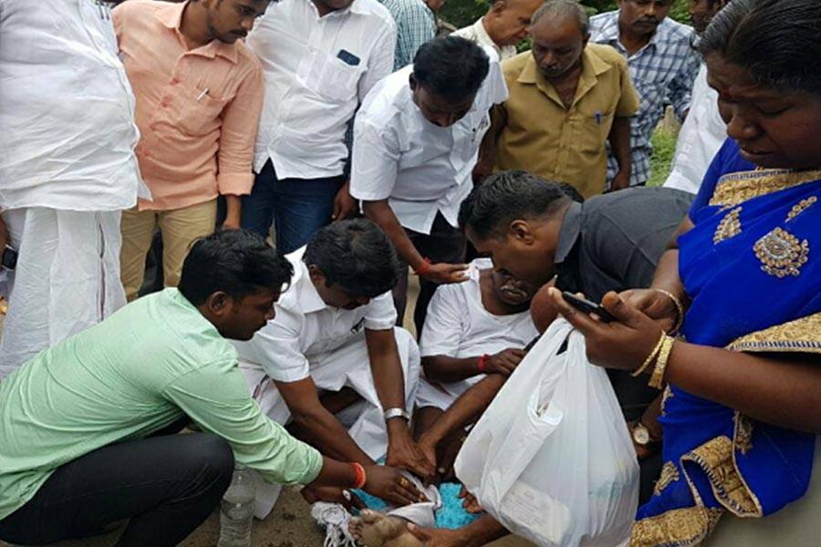 சாலை விபத்தில் சிக்கியவரை மீட்டு  மருத்துவமனைக்கு அனுப்பி வைத்த அமைச்சர்!