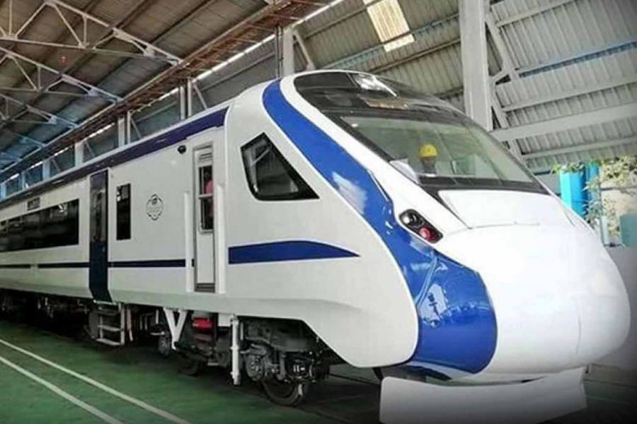 வந்தே பாரத் எக்ஸ்பிரஸ் ரயில் முதல் பயணத்திலேயே பழுது!