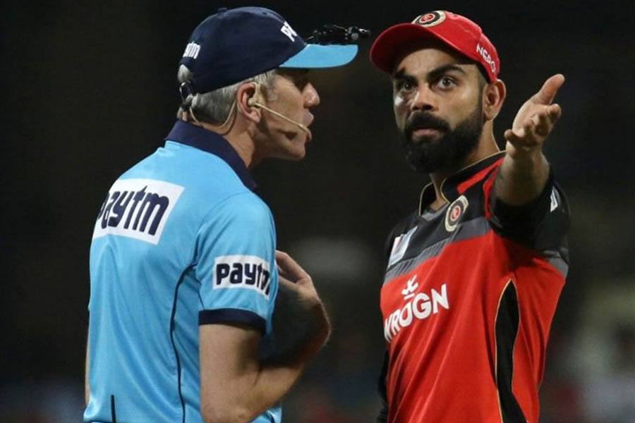 விராட்கோலியுடன் நடந்த வாக்குவாததாள் கோபமடைந்து ஸ்டேடியத்தின் அறை கதவை உடைத்த நடுவர்!