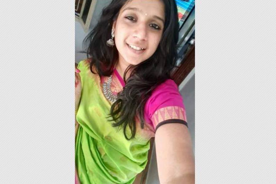 பள்ளிக்கரணையில் பேனர் விழுந்து இளம்பெண் உயிரிழப்பு!