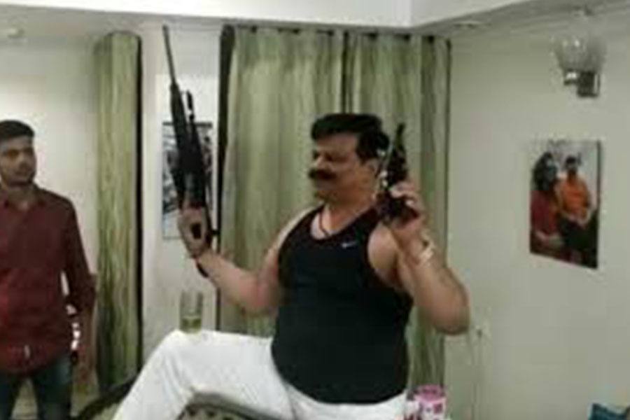 துப்பாக்கியுடன் நடனமாடிய எம்.எல்.ஏ. கட்சியிலிருந்து இடைநீக்கம்