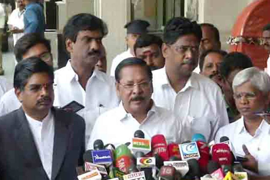 தமிழகத்தில் தேர்தல் அதிகாரிகள் ஆளுங்கட்சிக்கு சாதகமாக, பாரபட்சமாக நடந்துகொள்வதாக திமுக புகார்! 
