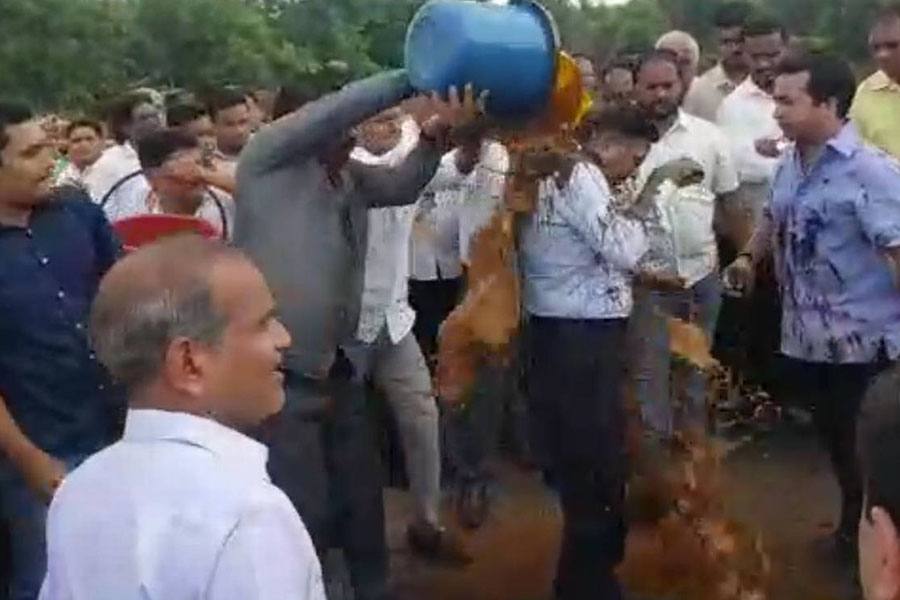 இன்ஜினியரை செம்மண் நீரில் குளிப்பாட்டி தாக்கிய  எம்எல்ஏ மீது வழக்கு!