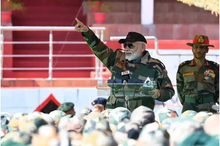 ராணுவ வீரர்களுடன் தீபாவளி கொண்டாடிய பிரதமர் மோடி!
