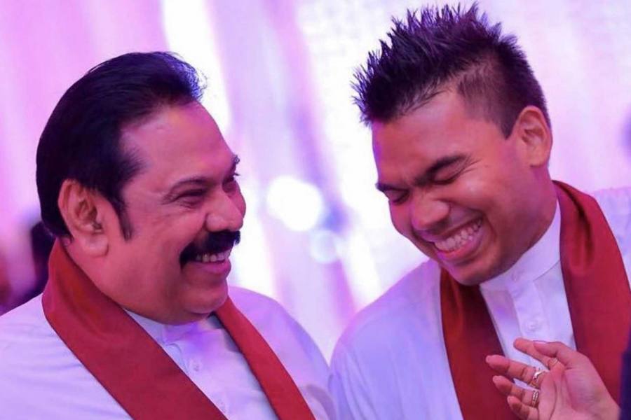 இலங்கையில் தொடரும் குழப்பம், ராஜபக்சே மகன் டுவிட்டரில் கருத்து.