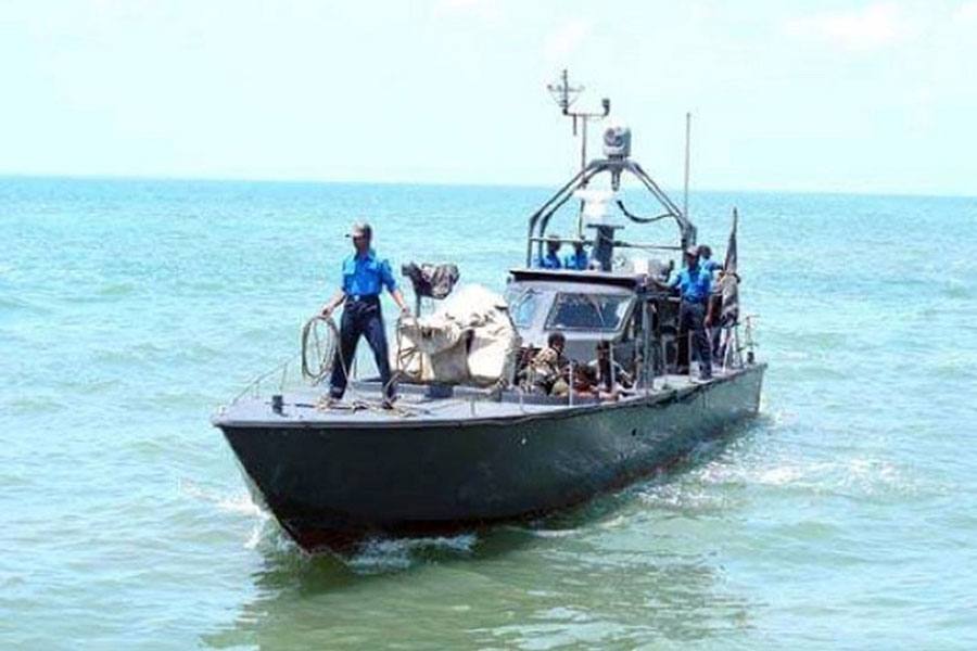 தமிழக மீனவர்கள் 2 ஆயிரம் பேர் இலங்கை கடற்படையால் விரட்டியடிப்பு