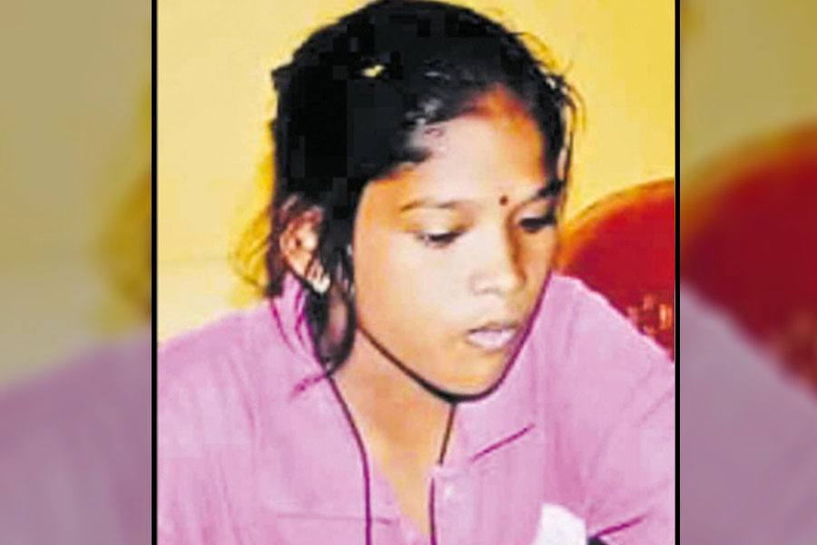 பட்டப்பகலில் சிறுமி கத்தியால் குத்திக்கொலை!