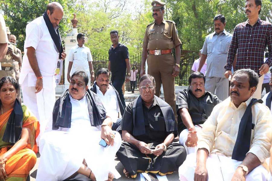 கவர்னர் கிரண்பெடிக்கு எதிர்ப்பு தெரிவித்து புதுச்சேரி முதலமைச்சர் நாராயணசாமி மற்றும் அமைச்சர்கள் போராட்டம்!