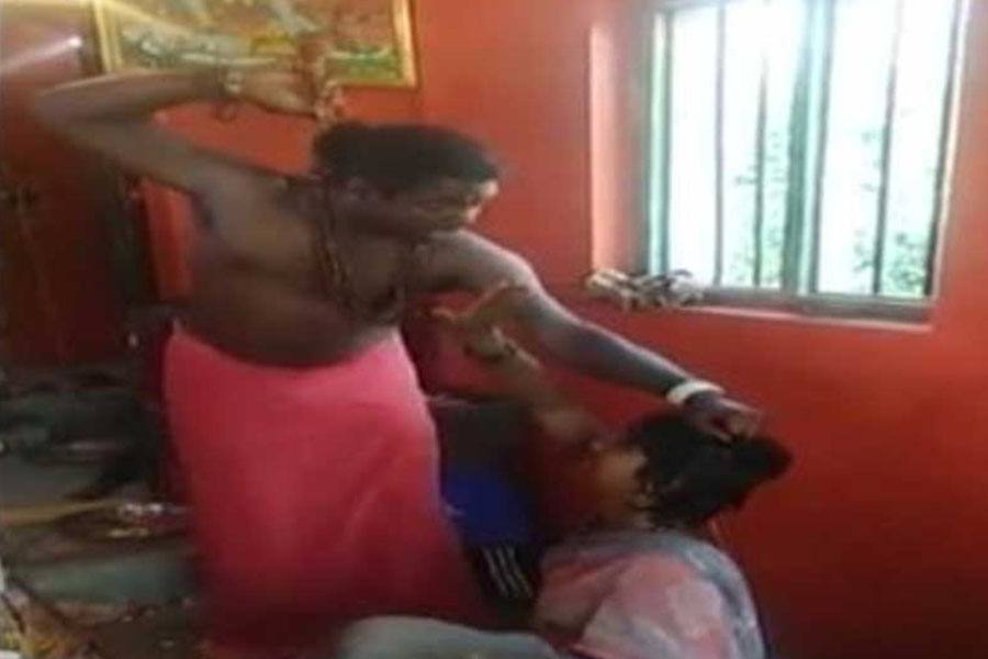 பேய் விரட்டுவதாக கூறி பெண்ணுக்கு சாமியார் சவுக்கடி : வைரலாகும் வீடியோ!