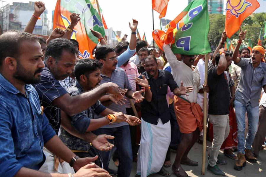 பினராயி விஜயன் வீட்டின் முன் வலதுசாரிகள் போராட்டம்:கேரளாவில் தொடர்ந்து  பதட்டம்