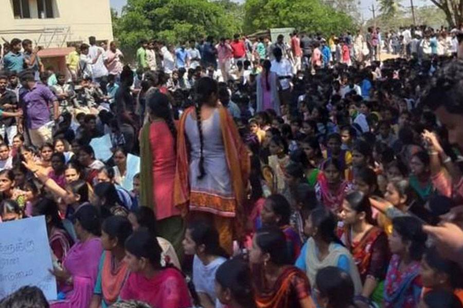 பொள்ளாச்சி சம்பவம்: கல்லூரி மாணவர்கள் போராட்டத்தை தடுக்க தனியார் கல்லூரிகளுக்கு விடுமுறை!