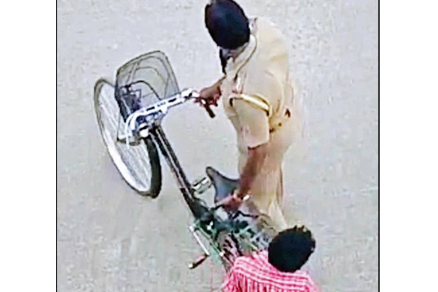 ஏரியூரில் ஹெல்மெட் போடாத மாணவனின் சைக்கிளை போலீசார் பறித்தனரா? சமூக வலைதளங்களில் பரவும் வீடியோ காட்சியால் பரபரப்பு